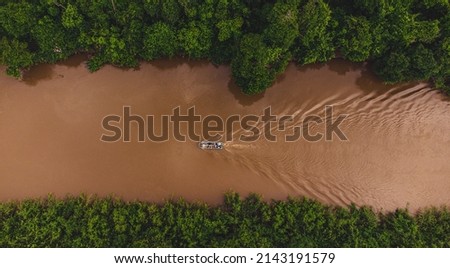 Pantanal by Drone, the biggest savanna in the world - Big river -   Mato grosso do sul, boat in the river and surrounded by jungle trees - Brazil Foto stock © 