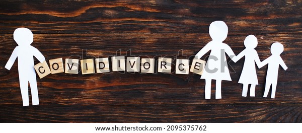 Paper chain cut family with\
broken heart on wooden background. divorce in the covid pandemic.\
banner