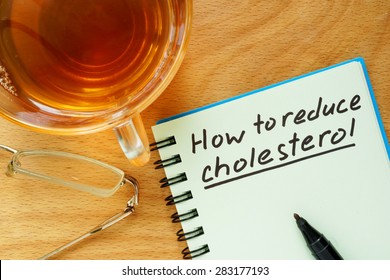 Paper with  How to reduce cholesterol on a wooden board.