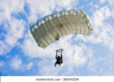 Parachuting Soldiers , Military Parachute