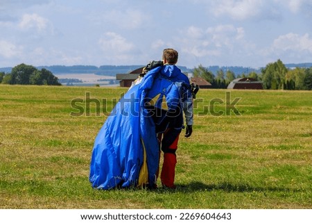 The parachutist goes to assemble the parachute after the jump. Foto stock © 