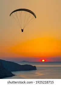 Gleitschirmkonzept, Gleitschirmflieger in Himmel auf Schönheit Natur Berg-und Meeresküste Landschaft Krim Hintergrund, horizontales Foto