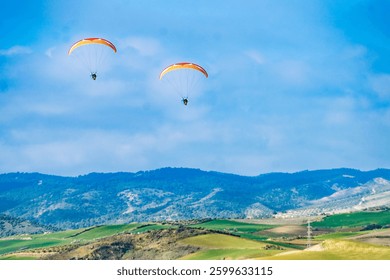Parapente. Parapente volando sobre el paisaje natural español. Embalse de Ardales, provincia de Málaga en Andalucía, España.