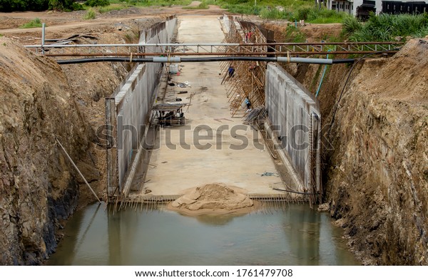 Parallel\
highway tunnels under construction in\
thailand