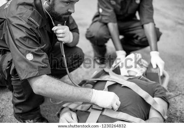 Paramedic team rescuing\
a critical patient