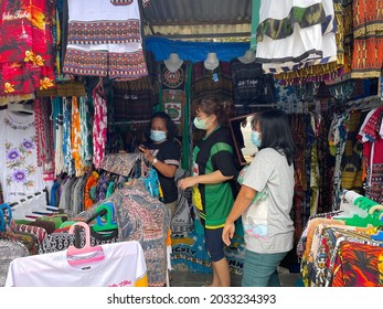 Parapat, North Sumatera: Visitors Bargain Accesories At A Local Clothing Shop In Parapat. Small Medium Enterprises (SMEs) Are Deeply Mpacted By The Pandemic As Less People Visit This Destination. 