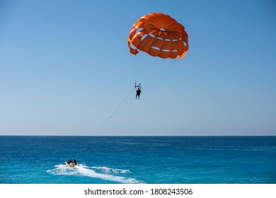 Parasailing in the Bay of Angels in Nice