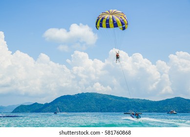 1,487 Parasailing Phuket Images, Stock Photos & Vectors | Shutterstock