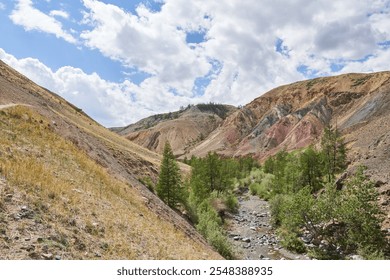 Un río montaña reseco