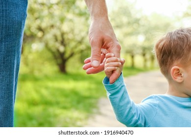 der Elternteil, der die Hand des Kindes hält, auf hellem Hintergrund