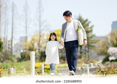 Parents and children on the way home from shopping - Shutterstock ID 2185688903