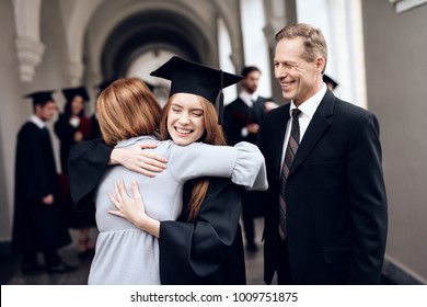 Os pais parabenizam o aluno, que termina seus estudos na universidade. Ele se forma. Eles estão muito felizes com isso.