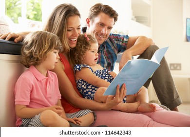 Eltern, die mit Kindern sitzen und Story im Innern lesen