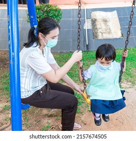 Parents Take Students For Family Activities. Play Rides At The Playground, Go On A Swing, Swing Lightly And Have Fun For Two. In The Evening After School