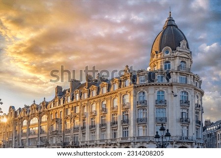 Paris, ancient facade boulevard Hausmann, with a beautiful dome Foto stock © 