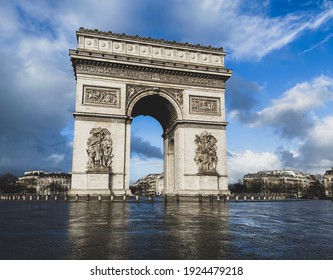 Paris, arc de triomphe during a cloudy day