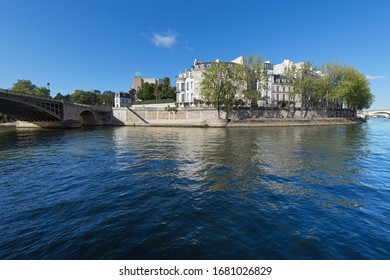 Paris: Eastern Side Of The Île Saint-Louis (Saint Louis Island) And The Seine River. September 2019