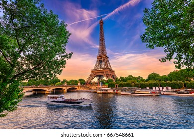 Париж Эйфелева башня и река Сена на закате в Париже, Франция. Эйфелева башня является одной из самых знаковых достопримечательностей Парижа.