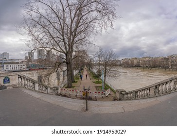 Paris, France - 02 05 2021: Quays Of The Seine. Panoramic View Of The Swan Islands During The Seine Flood