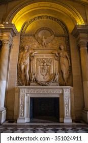 PARIS, FRANCE - 02 SEPTEMBER, 2015: Louvre Indoor. Paris, France.The Museum Is One Of The World's Largest Museums And A Historic Monument. A Central Landmark Of Paris.