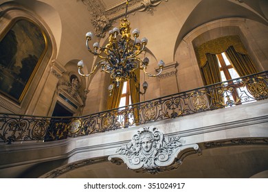 PARIS, FRANCE - 02 SEPTEMBER, 2015: Louvre Indoor. Paris, France.The Museum Is One Of The World's Largest Museums And A Historic Monument. A Central Landmark Of Paris.