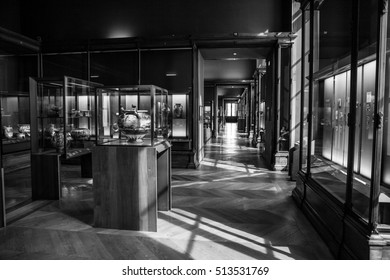 PARIS, FRANCE - 02 SEPTEMBER, 2015: Louvre Indoor. Paris, France.The Museum Is One Of The World's Largest Museums And A Historic Monument. A Central Landmark Of Paris.