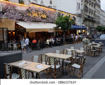 Paris, France, 07-04-2020 :  In Montmartre, Terrace Of A Parisian Café (Le Vrai Paris) That Expands Into The Street During The Covid Period