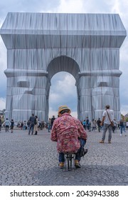 Paris, France - 09 19 2021: Place Charles de Gaulle. L'Arc de Triomphe, Wrapped