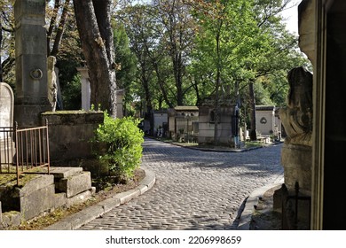   Paris France  09 09 2022  , Père Lachaise Cemetery  , Tombstones And Graves