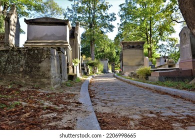   Paris France  09 09 2022  , Père Lachaise Cemetery  , Tombstones And Graves