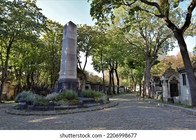   Paris France  09 09 2022  , Père Lachaise Cemetery  , Tombstones And Graves