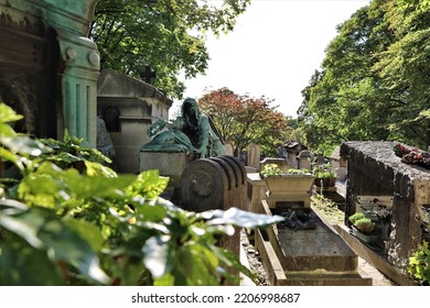   Paris France  09 09 2022  , Père Lachaise Cemetery  , Tombstones And Graves