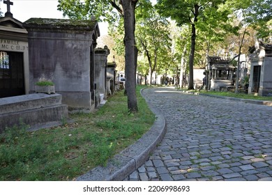   Paris France  09 09 2022  , Père Lachaise Cemetery  , Tombstones And Graves