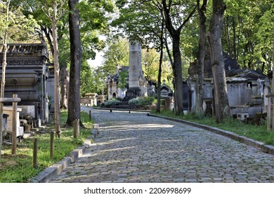   Paris France  09 09 2022  , Père Lachaise Cemetery  , Tombstones And Graves