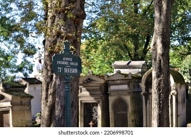   Paris France  09 09 2022  , Père Lachaise Cemetery  , Tombstones And Graves