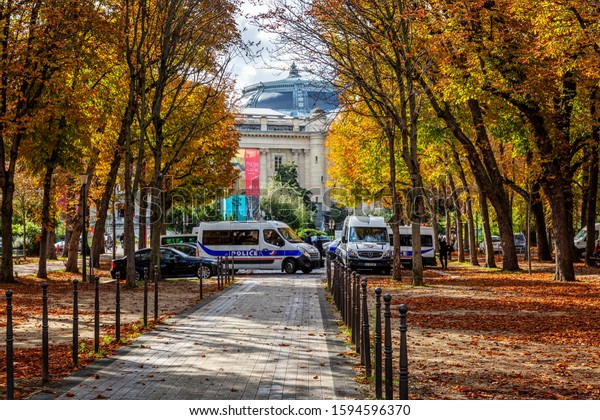 Paris, France, 09.10.2019: Autumn street on the Champs\
Elysees. 