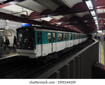 Paris (France). 12-07-2016. Paris Metro Train