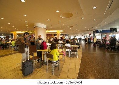  PARIS, FRANCE, 31 MAY 2010 : Unidentified People Shopping In French Duty-Free Area At Roissy Charles De Gaulle International Airport Before The Flight.