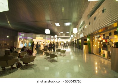  PARIS, FRANCE, 31 MAY 2010 : Unidentified People Shopping In French Duty-Free Area At Roissy Charles De Gaulle International Airport Before The Flight.