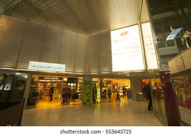  PARIS, FRANCE, 31 MAY 2010 : Unidentified People Shopping In French Duty-Free Area At Roissy Charles De Gaulle International Airport Before The Flight.