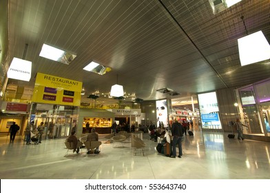  PARIS, FRANCE, 31 MAY 2010 : Unidentified People Shopping In French Duty-Free Area At Roissy Charles De Gaulle International Airport Before The Flight.