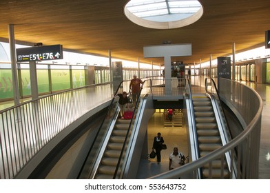  PARIS, FRANCE, 31 MAY 2010 : Unidentified People Shopping In French Duty-Free Area At Roissy Charles De Gaulle International Airport Before The Flight.