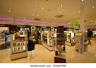  PARIS, FRANCE, 31 MAY 2010 : Unidentified People Shopping In French Duty-Free Area At Roissy Charles De Gaulle International Airport Before The Flight.