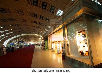  PARIS, FRANCE, 31 MAY 2010 : Unidentified People Shopping In French Duty-Free Area At Roissy Charles De Gaulle International Airport Before The Flight.