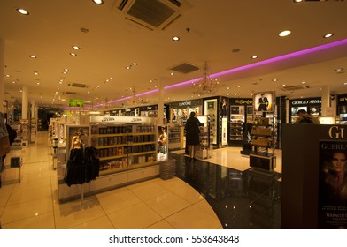  PARIS, FRANCE, 31 MAY 2010 : Unidentified People Shopping In French Duty-Free Area At Roissy Charles De Gaulle International Airport Before The Flight.