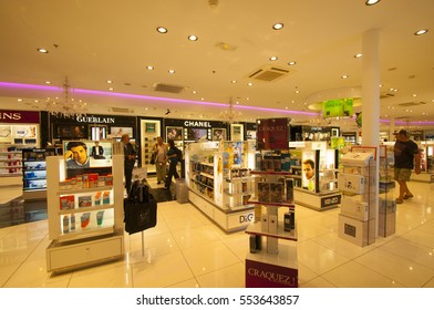  PARIS, FRANCE, 31 MAY 2010 : Unidentified People Shopping In French Duty-Free Area At Roissy Charles De Gaulle International Airport Before The Flight.