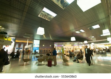  PARIS, FRANCE, 31 MAY 2010 : Unidentified People Shopping In French Duty-Free Area At Roissy Charles De Gaulle International Airport Before The Flight.