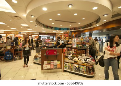  PARIS, FRANCE, 31 MAY 2010 : Unidentified People Shopping In French Duty-Free Area At Roissy Charles De Gaulle International Airport Before The Flight.