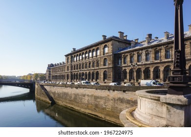 Paris, France - April 2021 - The Pier Quai De La Corse, By The River Seine, And The Hôtel-Dieu, A Historic Public Hospital Built In The 19th Century On The Ile De La Cité (City Isle) Run By The APHP