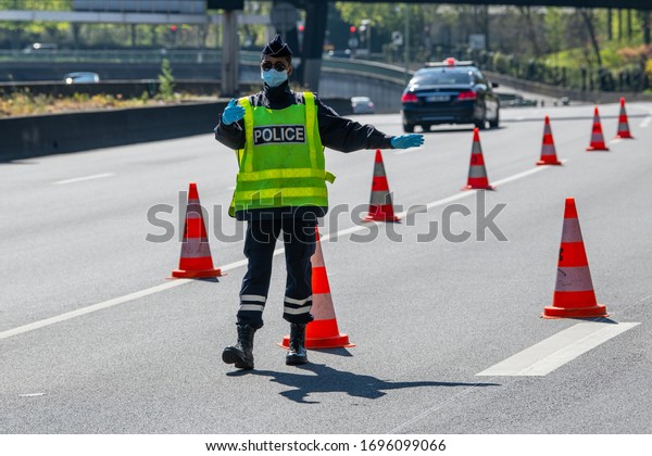 PARIS, FRANCE - April 5 2020 : 
French police
checkpoint on the Paris ring road to check whether drivers and
passengers are in order to move around during the containment
measures due to
Covid-19.